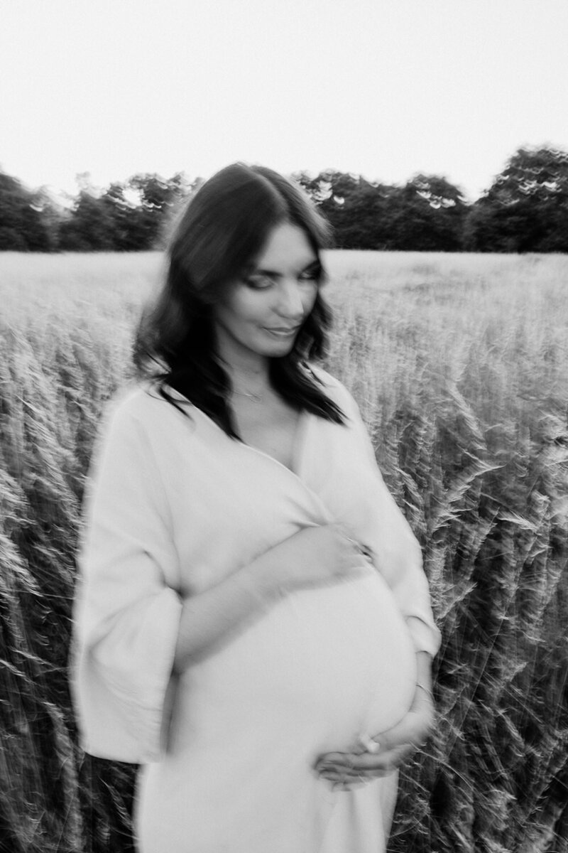 flou artistique van een zwangere dame in een veld