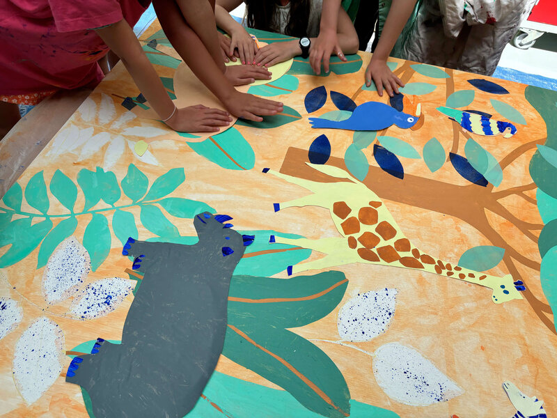 Lauranne-guyomard-intervenante-art-metière-petite-enfance-ecole-motif-nature-peinture-eveil-culturel-