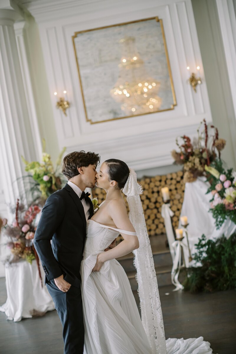 Unconventional elegance editorial Wedding in Mason Dallas with burgundy and green colors theme. Curved tablescape design. 
