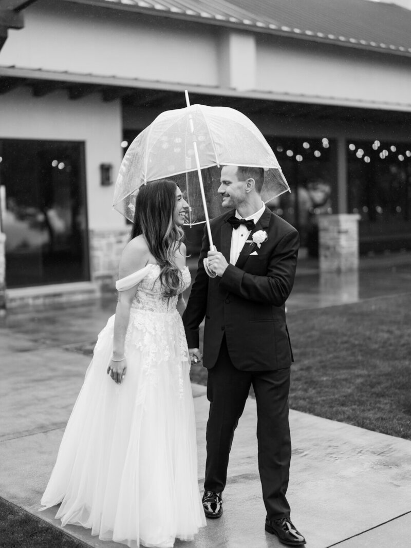 Candid cocktail hour moments on the lawn at Canyonwood Ridge wedding