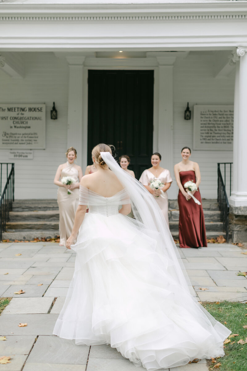 bridal-party-walking-veil-flying