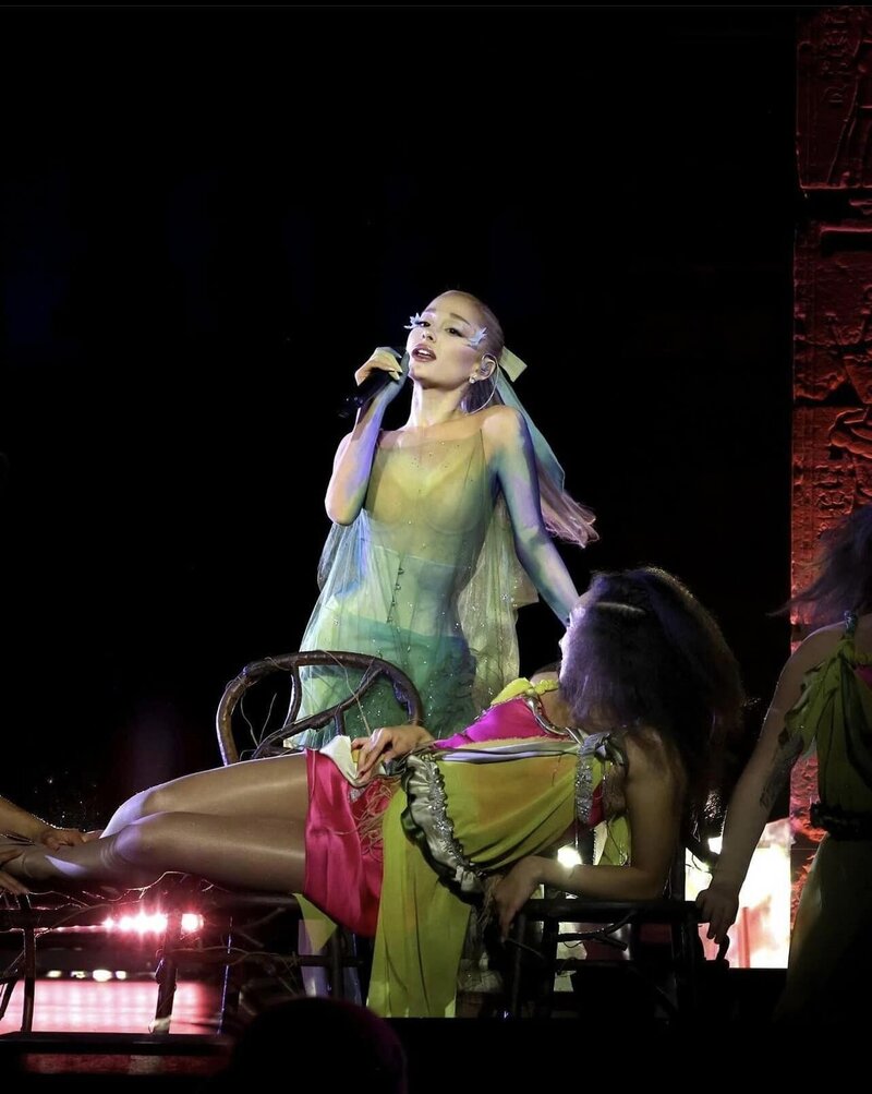 Ariana Grande perfomance at the met gala  2024