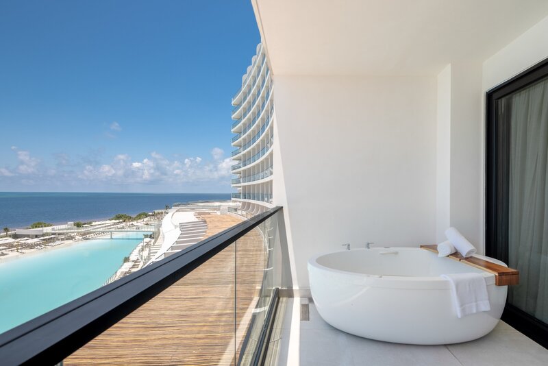 AVA-Oceanfront Queen-12