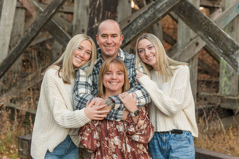 2024 krystal-moore-photography-moose-jaw-fall-family-photos-with-bridge-9