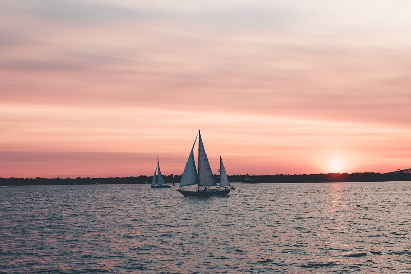 beautiful-landscape-shot-sailboats-sea-pink-sky