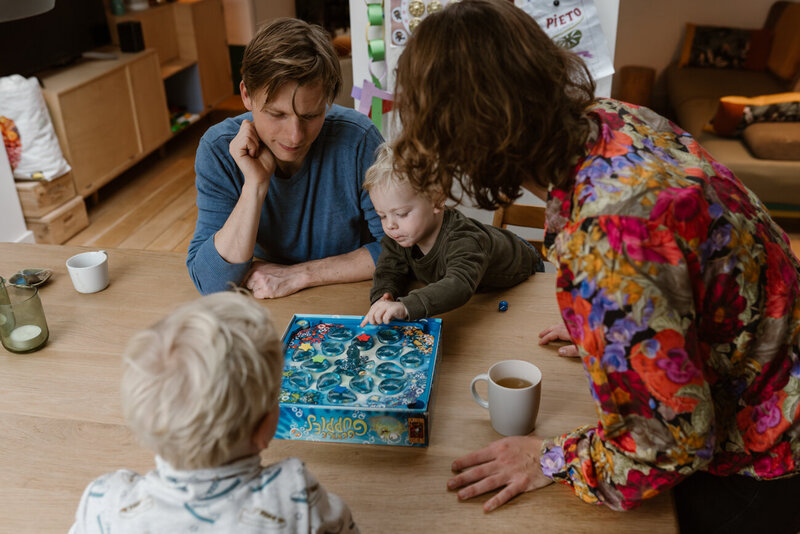 Gezinsfotot mama en kind spelen samen lachen