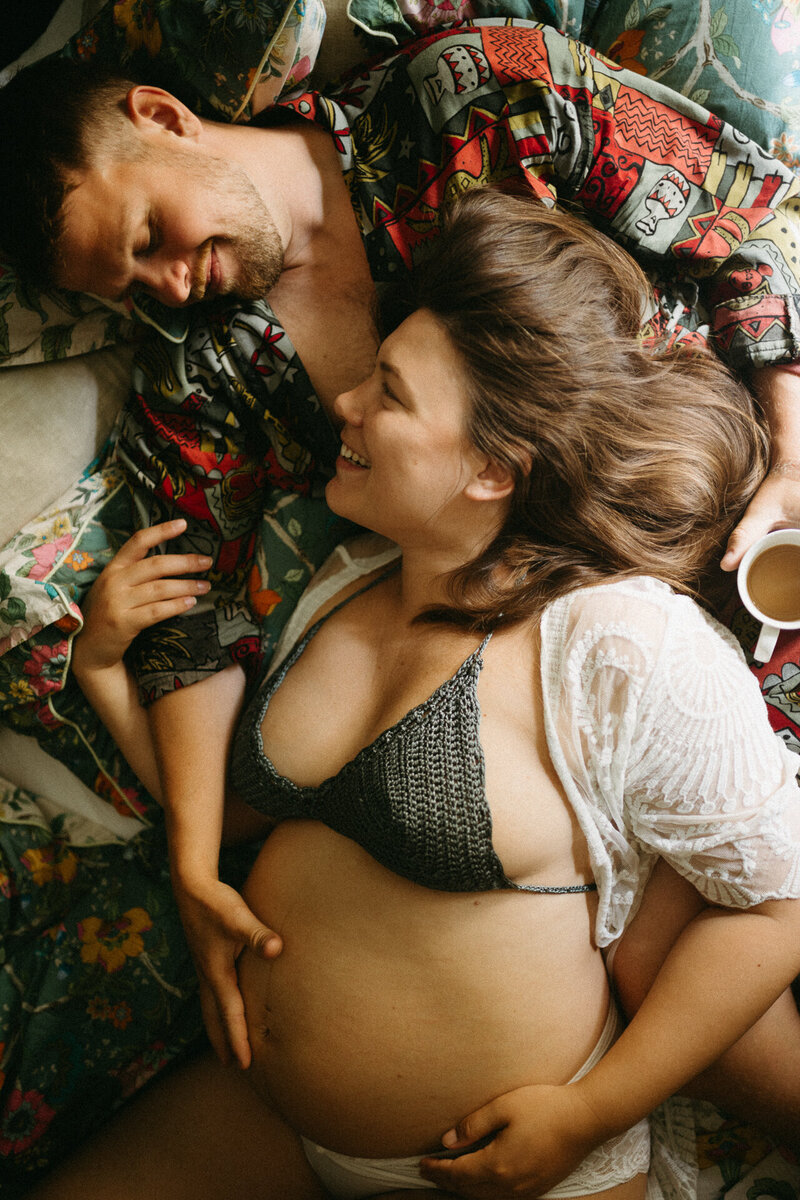 En gravid mamma myser med sina barn under en gravidfotografering i Göteborg.