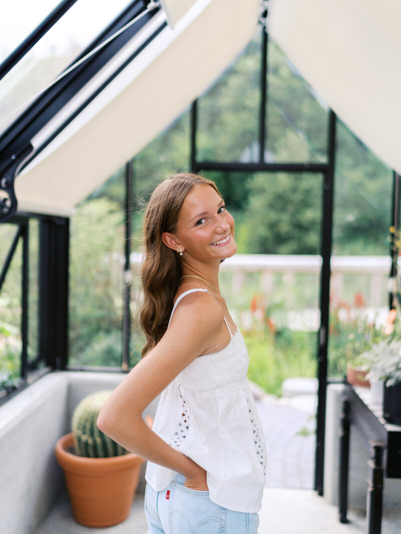 senior-photos-in-a-greenhouse