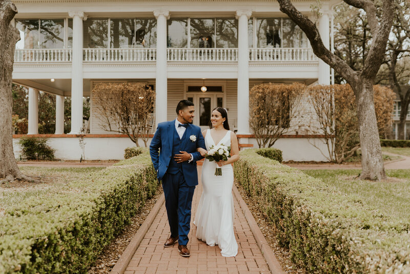 Bridesmaids in rust dresses