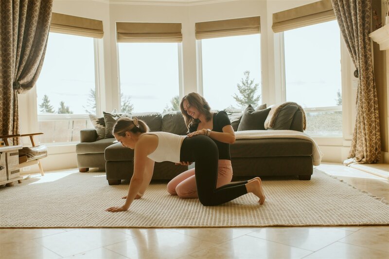 Dr. Gwen works with patient at her home to improve her core and pelvic floor strength.