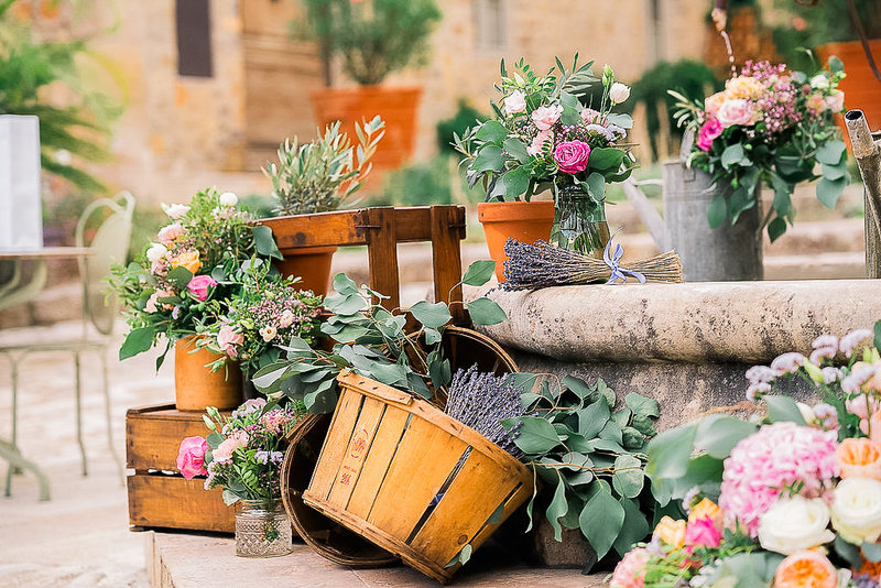 Provence flower decoration during a wedding in Gordes at Chateau de Berne