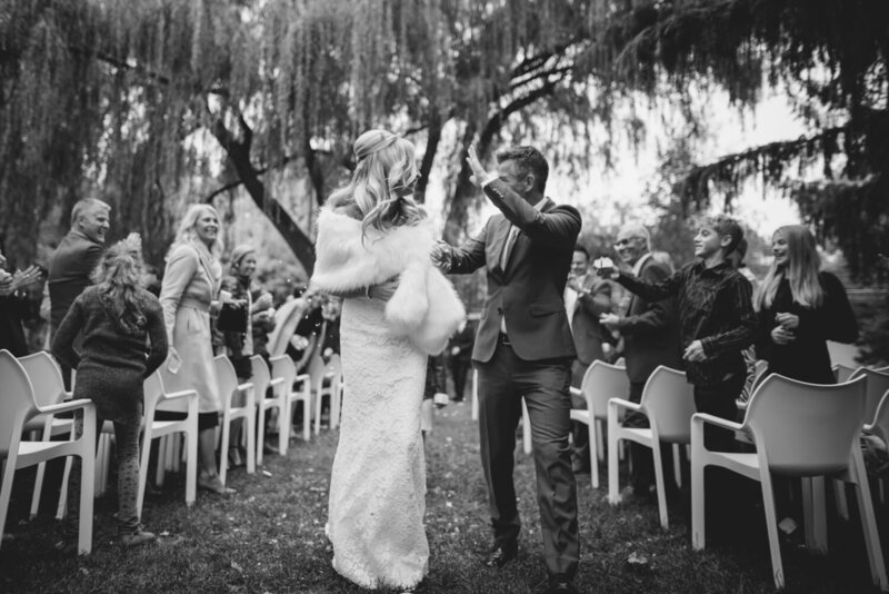 Photo en noir et blanc de nouveaux mariés élégants sous un saule pleureur au Pavillon de la Jamaïque, mariage raffiné capturé sur l’île Notre-Dame à Montréal