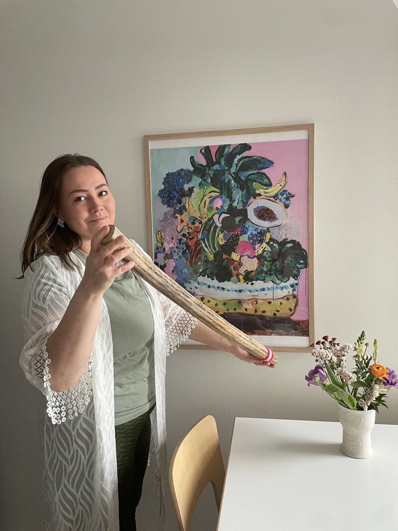 Äänimaljahoitaja ja asiakkaan rentoutuminen äänimaljojen avulla. Tässä kuvassa hoitaja auttaa asiakasta saavuttamaan syvän rauhoittavan tilan