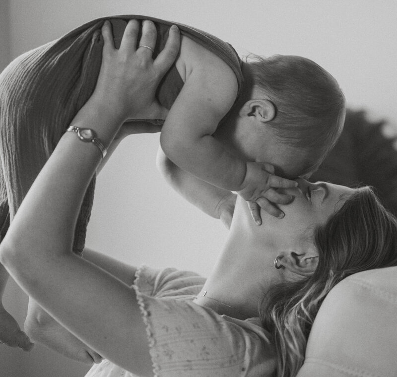 Mom kissing her babe during a lifestyle photography session on Vancouver Island