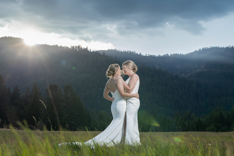 Couple eloping on the oregon coast