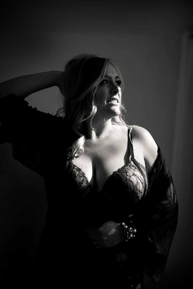 Posing tips for flattering boudoir photography | Unscripted Photographers