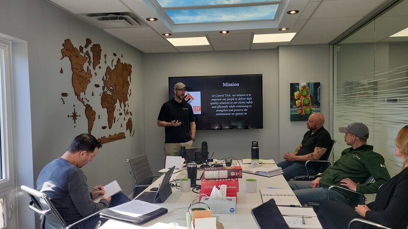 Facilitator leading a high-performance leadership training session focused on execution and frontline accountability