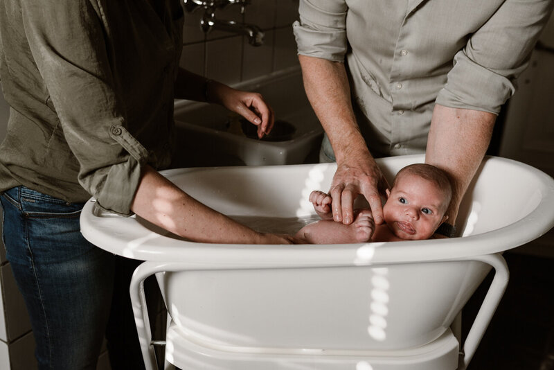 newbornfoto thuis baby in bad