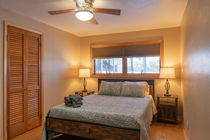 Bedroom with full sized bed and two lamps