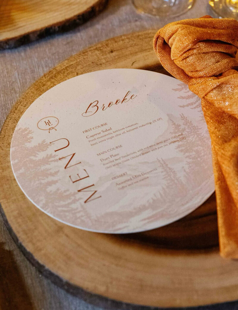 round-rustic-menu-on-wood-plate-for-mountain-colorado-wedding-by-@wedluxecreative-for-@gobella