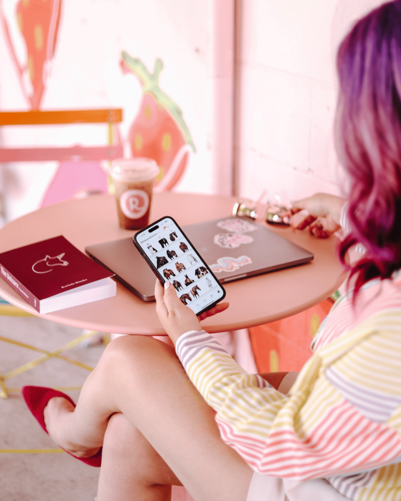 Photography Coaching | Karinda K | Woman on her cellphone at a coffee shop