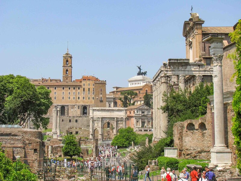 Ruins of the Roman Forum in Rome, with ancient columns, arches, and the Altare della Patria visible in the distance ©Stephanie Dosch | theViatrix Italy Private Luxury Travel