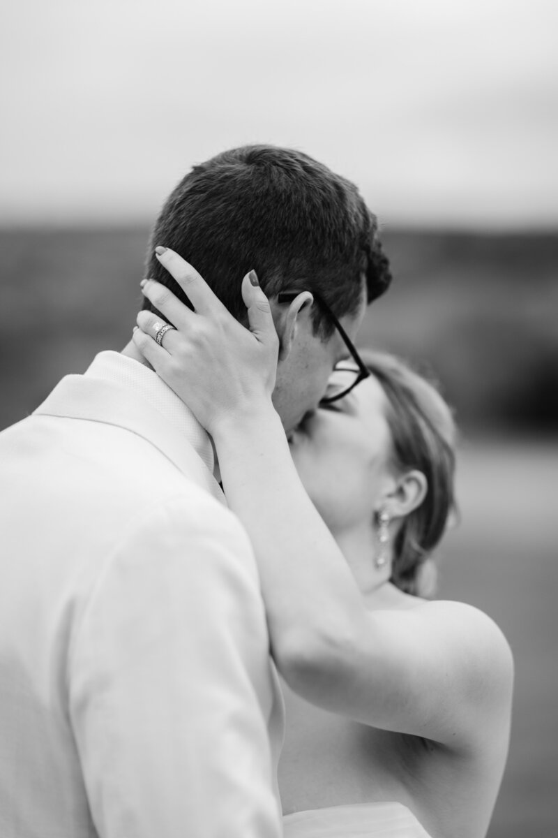 couple-kissing-washington-country-club