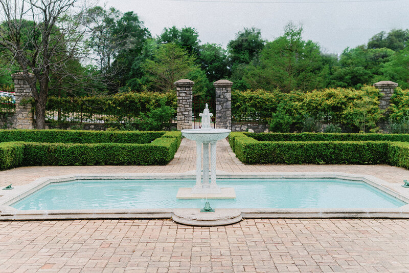 sunken garden cocktail hour location at Commodore Perry in Austin Texas 