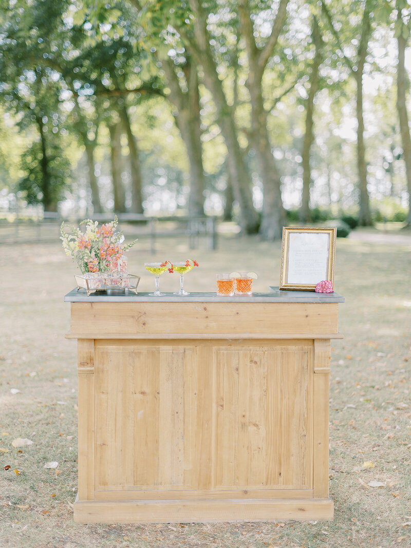 outdoor-bar-for-wedding