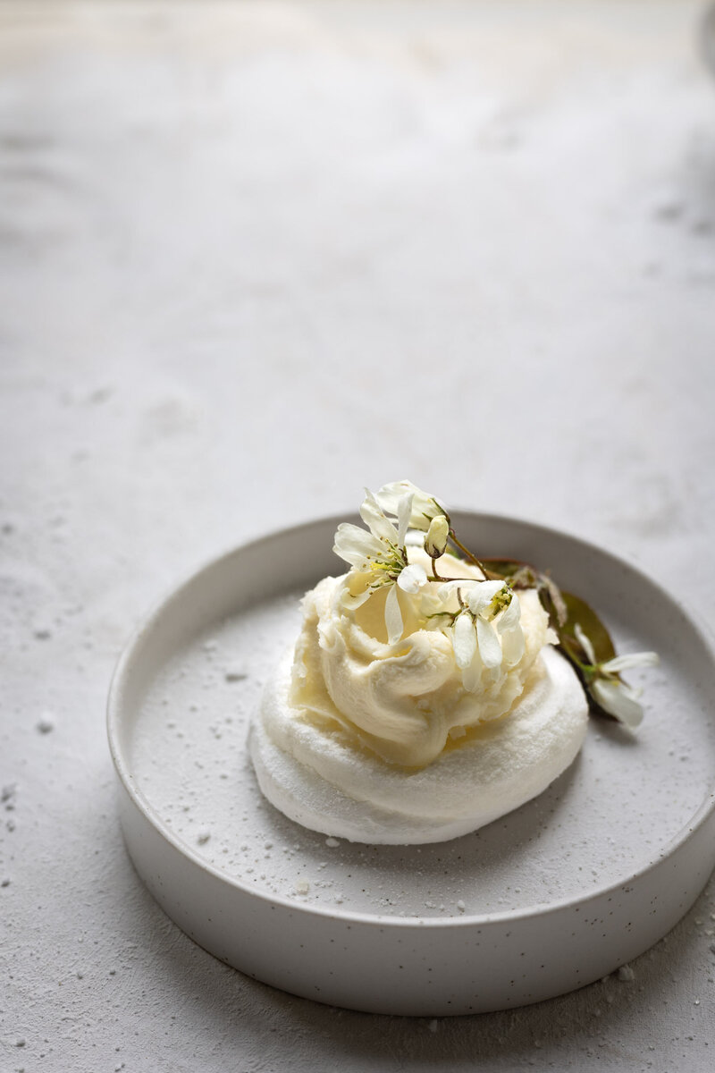 Meringue met slagroom en bloesem van krentenboom. Portfolio werk van fotograaf Dorien Paymans | Studio Ensō Groningen ©