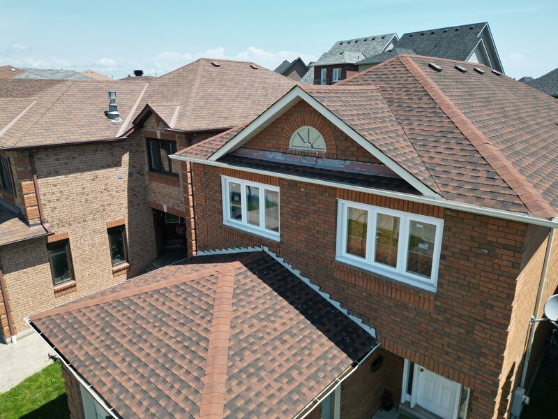 Home with hickory-coloured shingles