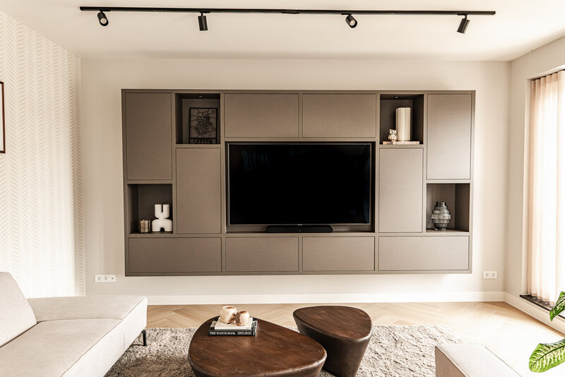 Woonkamer ontwerp door Chrissy Interiors. Op maat gemaakt meubel.