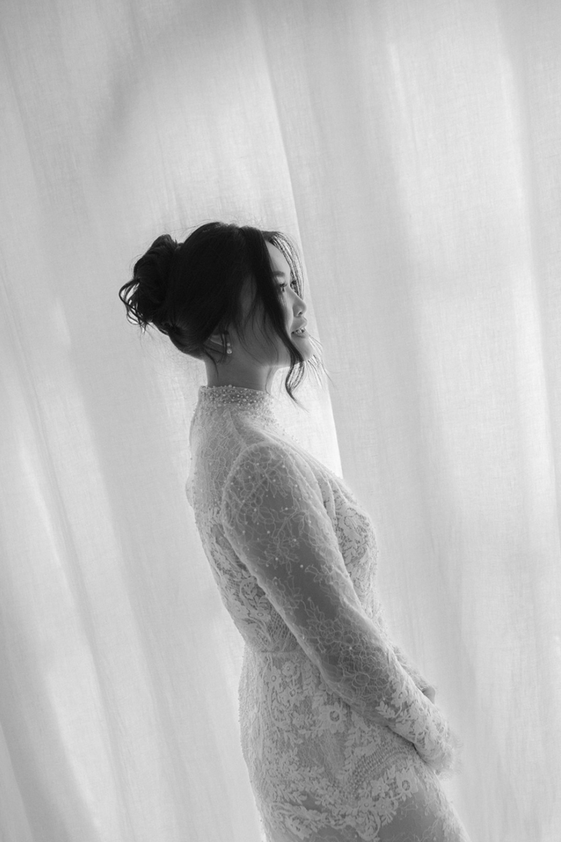 London timeliness editorial wedding photo of a bride in vintage lace