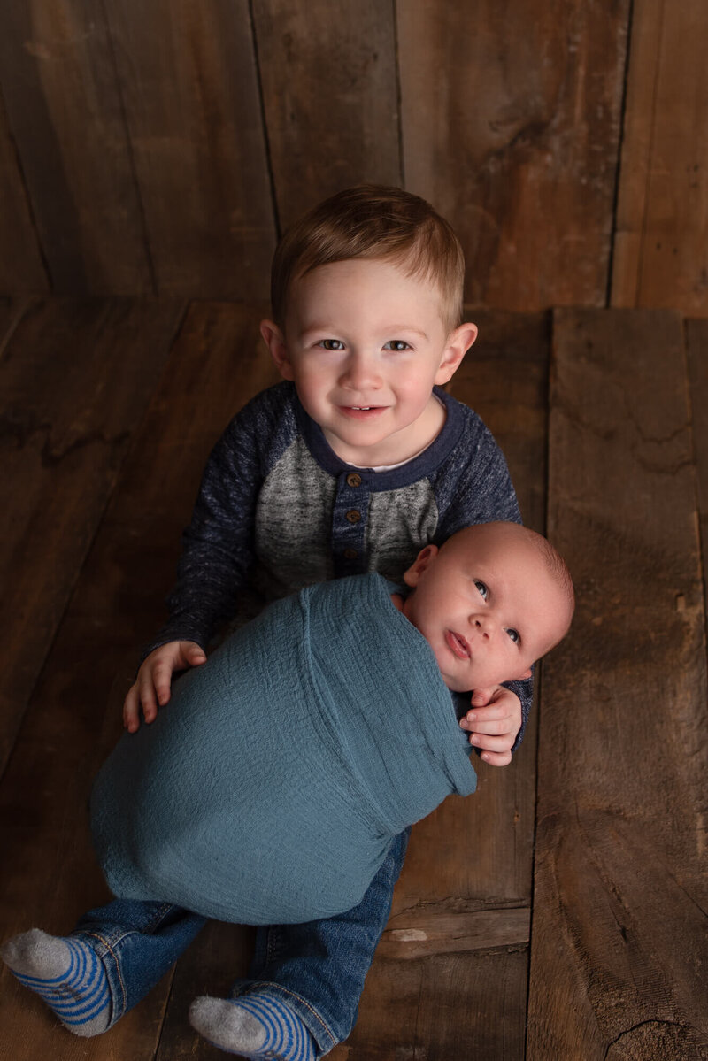 Fond du Lac Newborn Photo siblings in studio | Glory Be Photo by Tara Bos