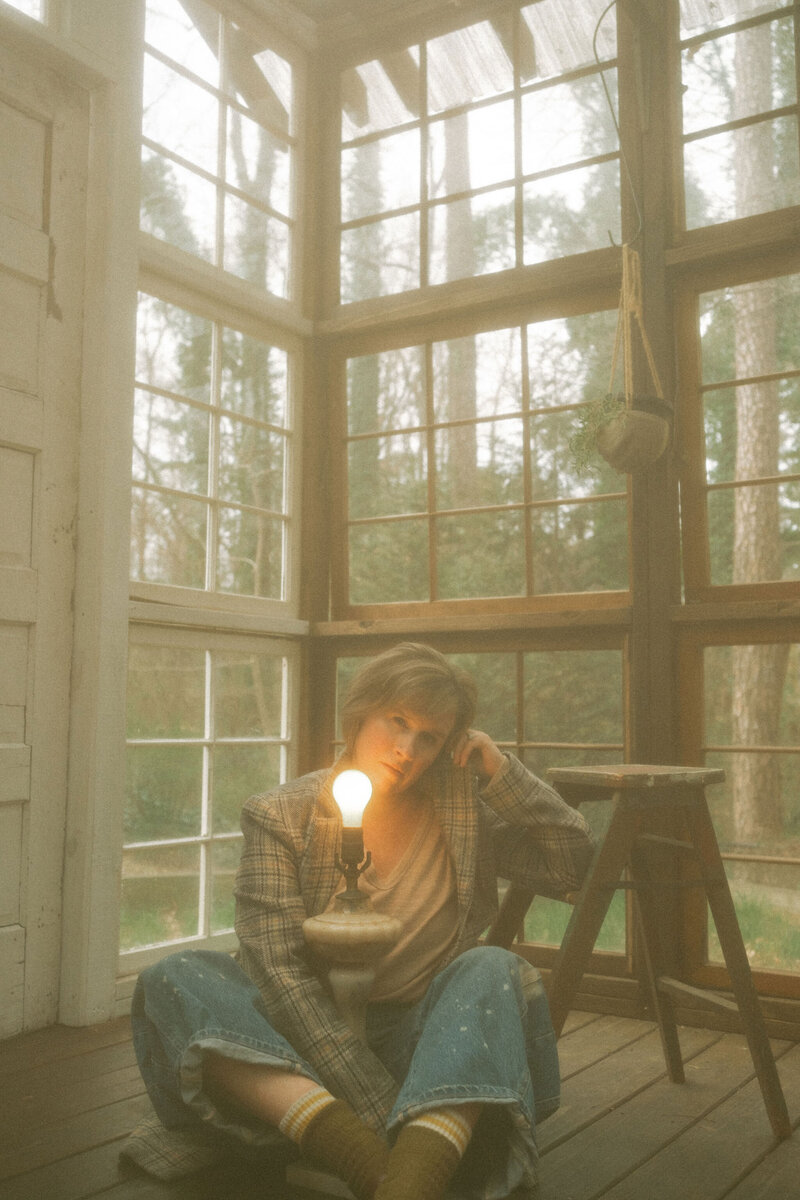 Photographer Melanie Dalton of Marietta, GA sitting in Das Hinterhaus Studio with a shadeless lamp.