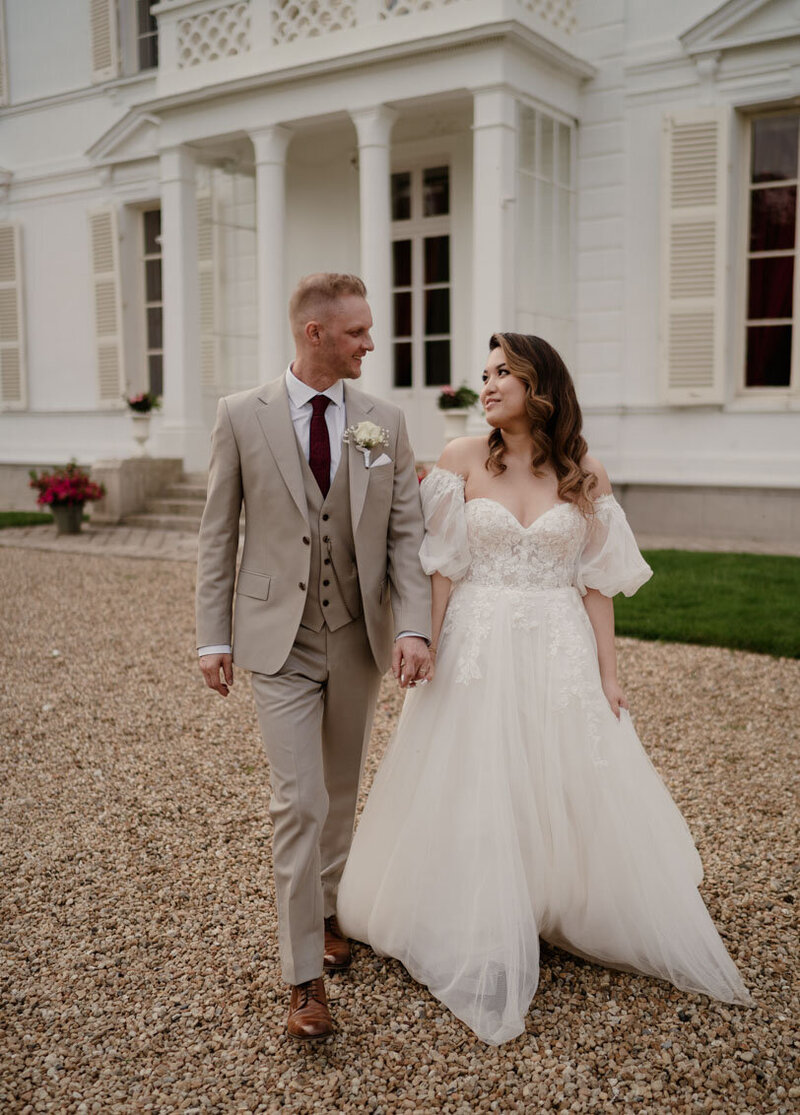 seance-couple-golden-hour-chateau-de-barthelemy-indre-centre-val-de-loire
