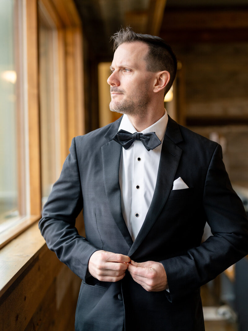 Groom preparing for ceremony in the groom’s suite at Canyonwood Ridge