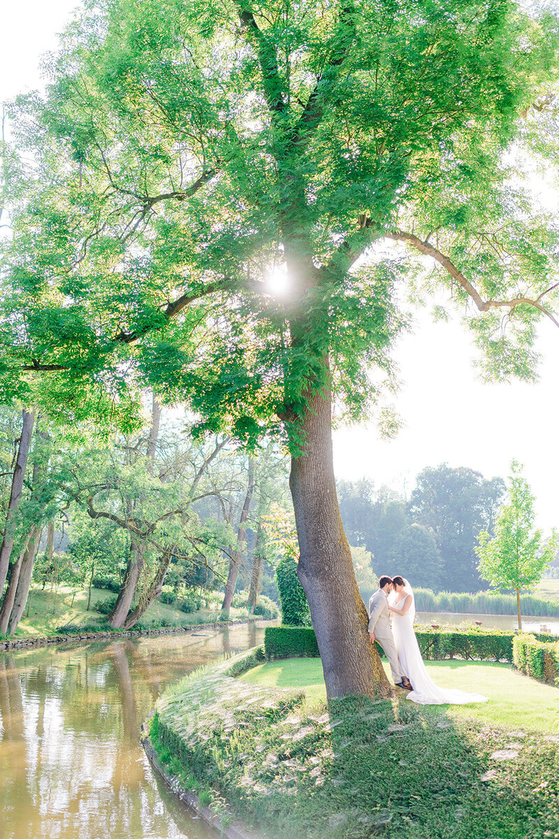 Wedding in Belgium, wedding photographer, wedding photographer Belgium, wedding photographer Brussels, wedding Brussels, Château Bayard, wedding Château Bayard, wedding caterer Léonar, wedding florist, vintage Mercedes car, outdoor ceremony.