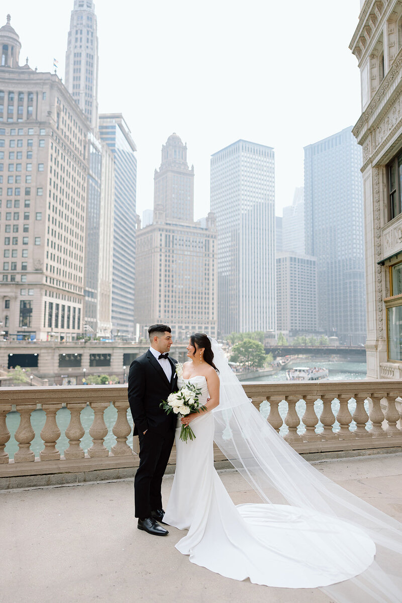 bride and groom at art institute of chicago