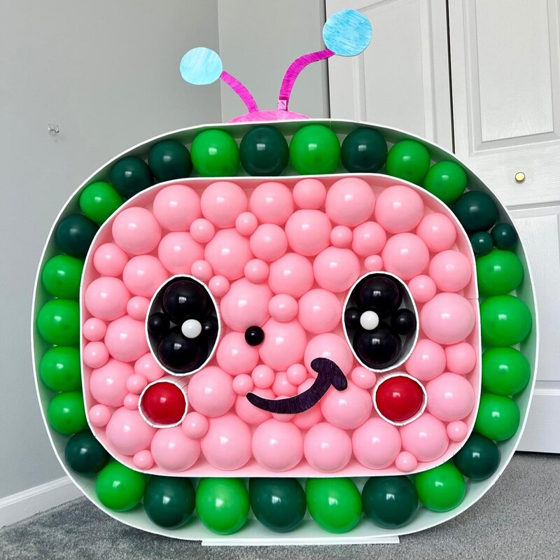 kids birthday party balloon mosaic in Chicago