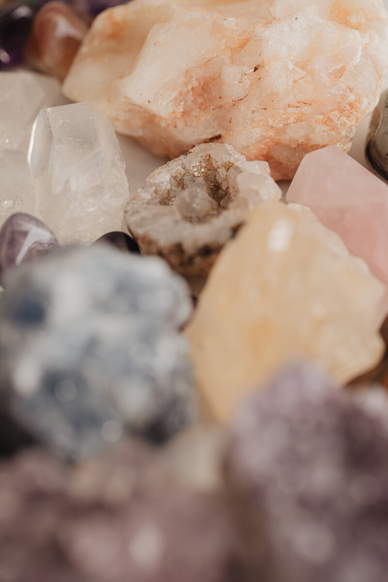 kaboompics_stone-and-crystals-collection-self-care-healing-28504