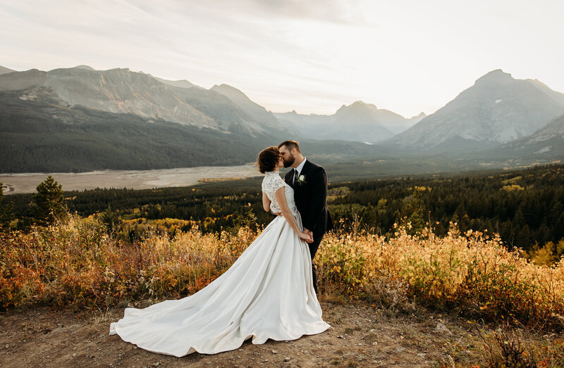 Outdoor elegant wedding photo in Montana