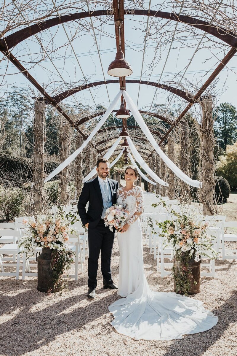 Beautiful colourfil photo of a wedding couple at Yarramalong Fernbank Farm near the Hunter Valley and in the Central Coast