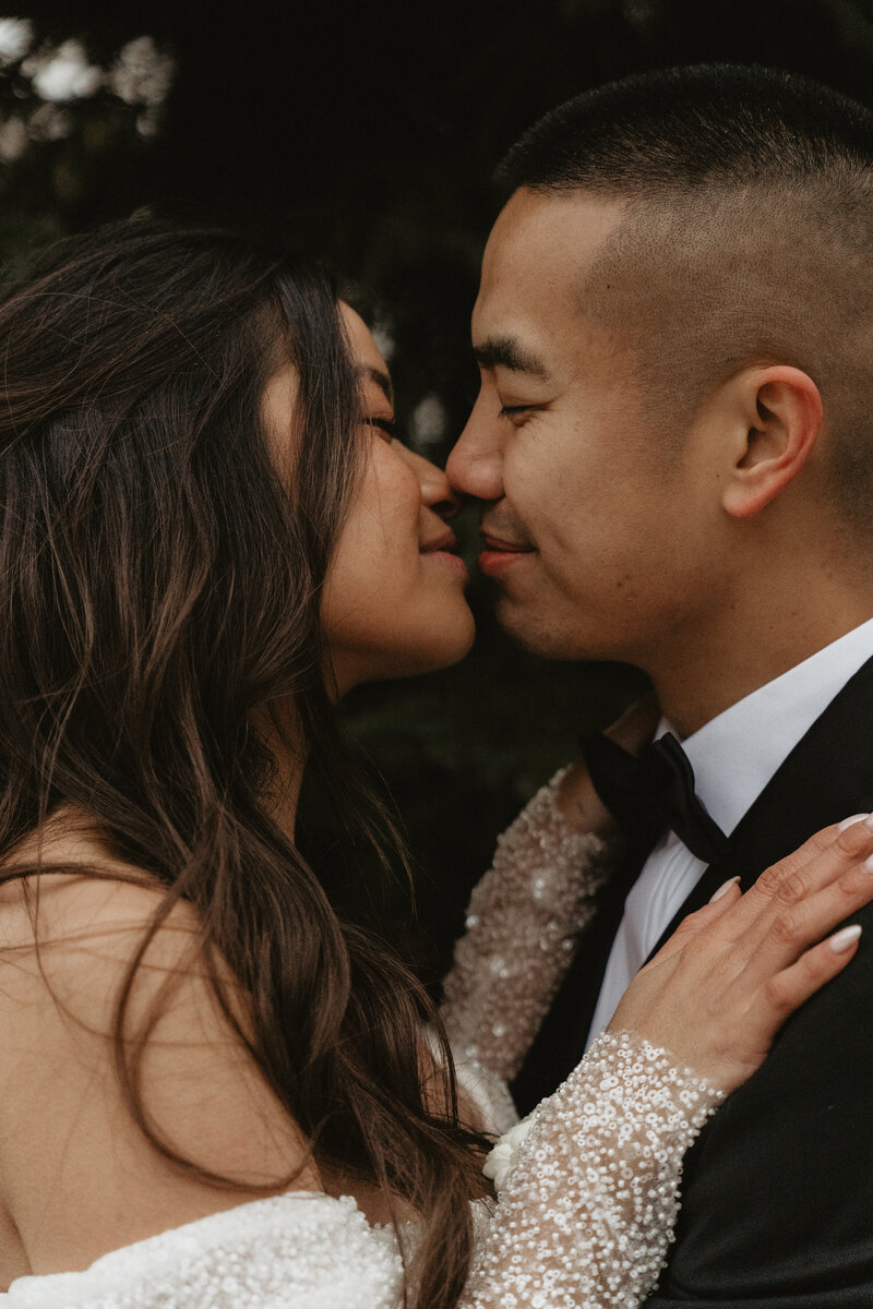 En vandring med brudpar och fotograf genom Rosendals Trädgård under höstens golden hour