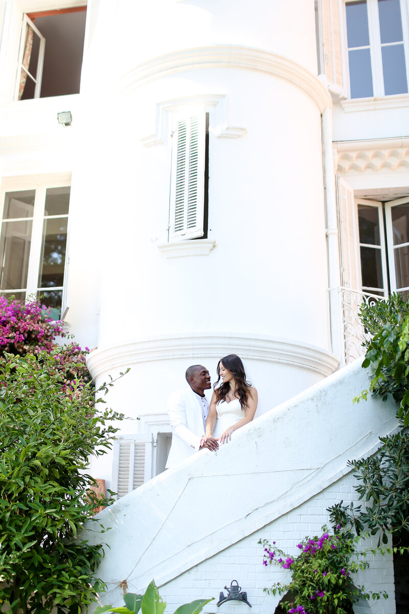 bride-and-groom-smiling-at-luxury-wedding-in-cannes