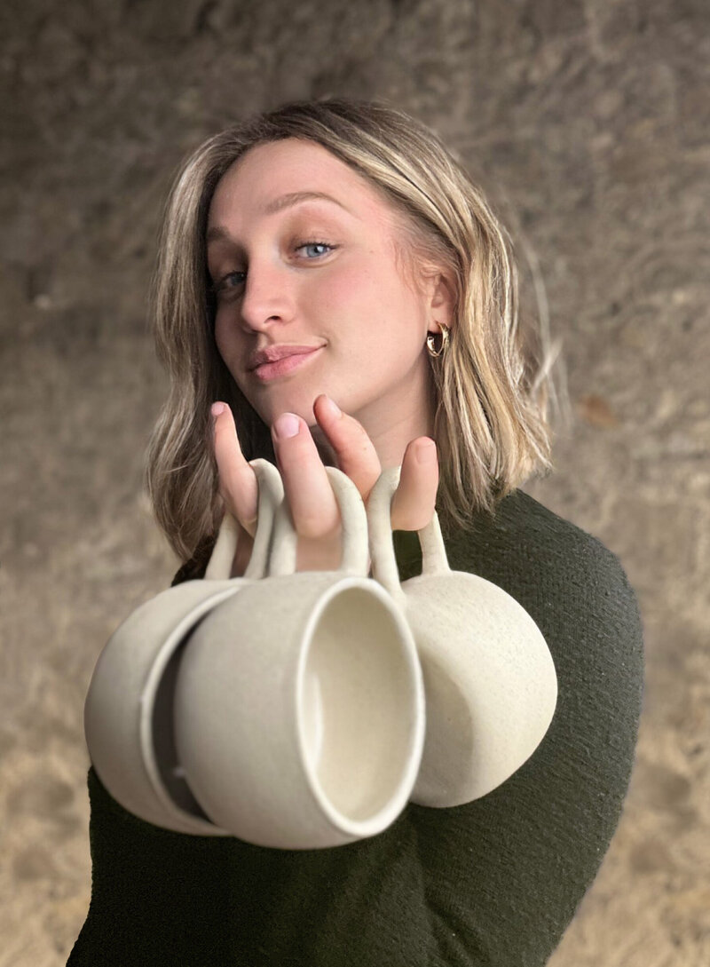 Manon fondatrice de Maison Marcorelle atelier de ceramique artisanale français