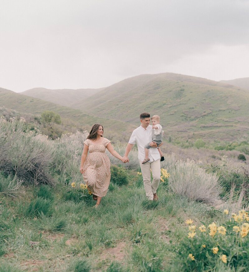 maternity portrait with natural light and stunning scenery. photographed by Salt Lake City maternity photographer.