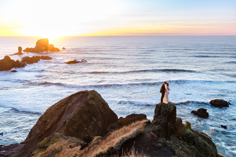 bride and groom on oregon coast