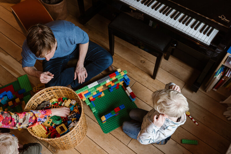 gezinsfoto samen spelen met duplo in de huiskamer