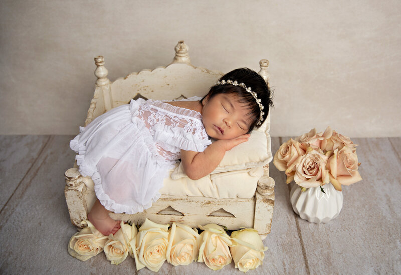 EvaMaganaPhotographynewbornsessiongirlfirstbirthdayphotographysessionstudio (5 of 11)